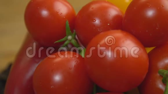 西红柿西兰花胡椒在桌子上视频的预览图