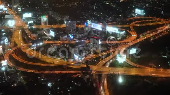 在繁忙的城市里观看夜间高速公路大城市的汽车交通视频的预览图