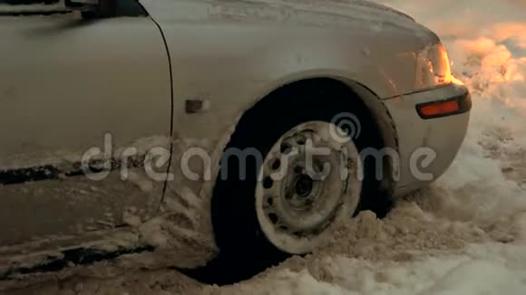 灰色的客车陷在雪中视频的预览图