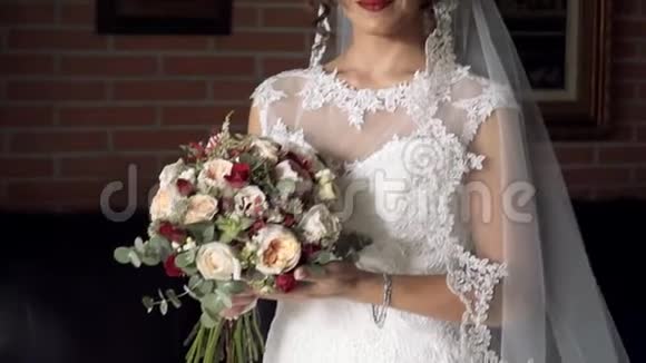 新娘看着婚礼花束有摄像头视频的预览图