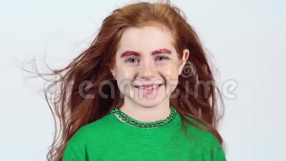 少年少女庆祝圣帕特里克节白墙闪亮的眉毛视频的预览图