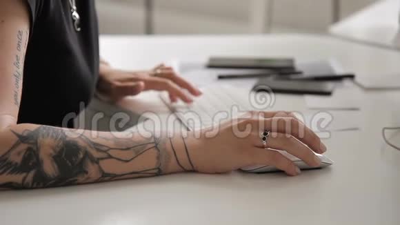 女人在键盘和鼠标上的手印上有纹身视频的预览图