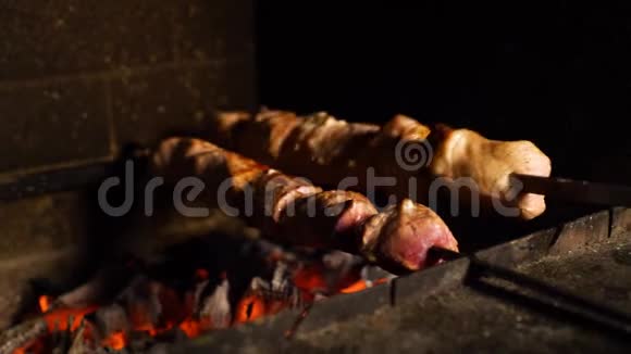 烧烤炉烧烤时用猪肉扦插视频的预览图