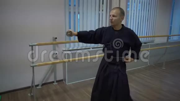 肯多卡大师用katan剑训练用镜子在体育馆里制作kata视频的预览图