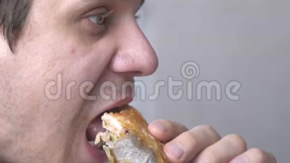 男人正在吃美味的鸡肉自制沙瓦玛视频的预览图