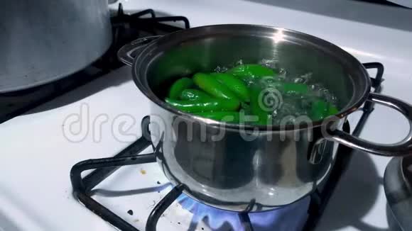一锅辣椒在炉子上煮墨西哥菜辣的视频的预览图