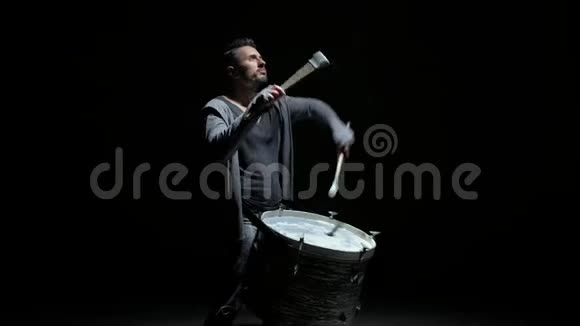 黑色背景下的鼓手肖像视频的预览图