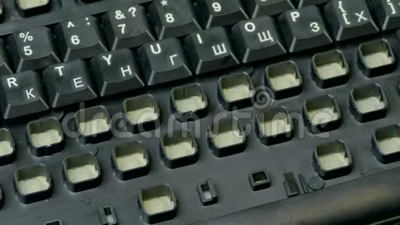 手把键盘的按钮放在适当的位置视频的预览图