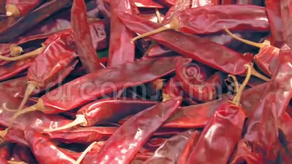 辣干著名的印度红辣椒在市场上的篮子与多利射击视频的预览图