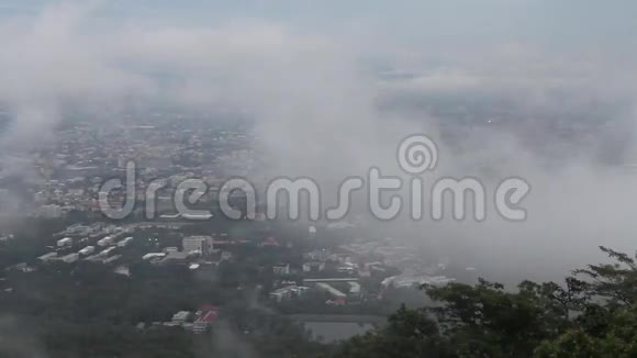 城市上空的雾视频的预览图