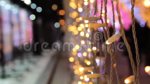 带有LED灯泡的街道装饰新年和圣诞主题快乐视频的预览图