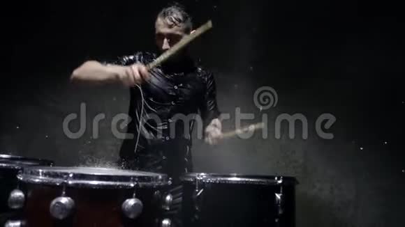 在雨中拍摄疯狂的鼓手视频的预览图