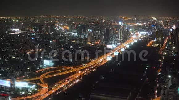 夜晚繁华的大都市有摩天大楼和金融中心视频的预览图