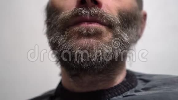 有魅力的人用电动剃须刀刮胡子视频的预览图