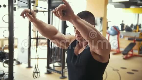 强壮的健美运动员在明亮的健身房锻炼视频的预览图