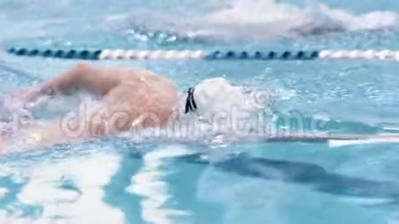 高角度专业游泳运动员游泳时男性呼气慢动作视频的预览图