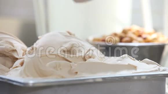 榛子冰淇淋专业手工装饰视频的预览图