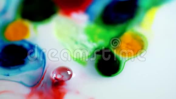 五颜六色的油墨在白色油漆中蔓延混合颜色抽象化学测试的概念演示和视频的预览图