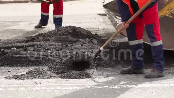 工人从道路上拆除铲子旧切割沥青用于铺设新沥青视频的预览图