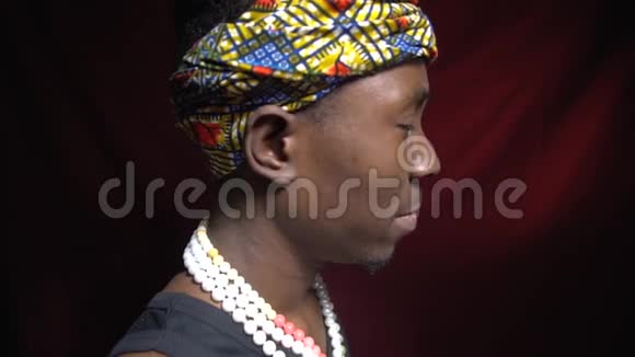 安哥拉黑人男性传统头饰脖子上有珠子视频的预览图