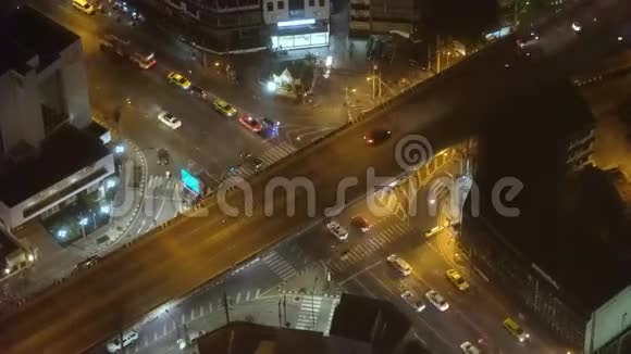 城市车辆夜间通行一个热闹的大都市视频的预览图