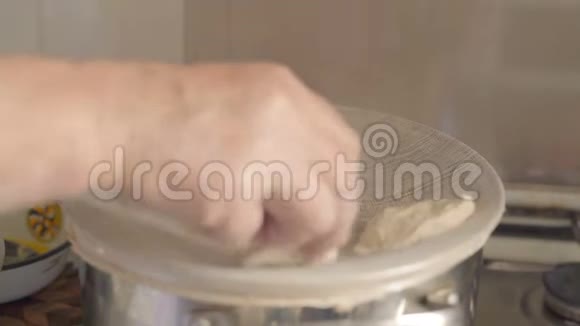 特写镜头女人们的手躺在那对夫妇身上用于做饭的装饰物上视频的预览图