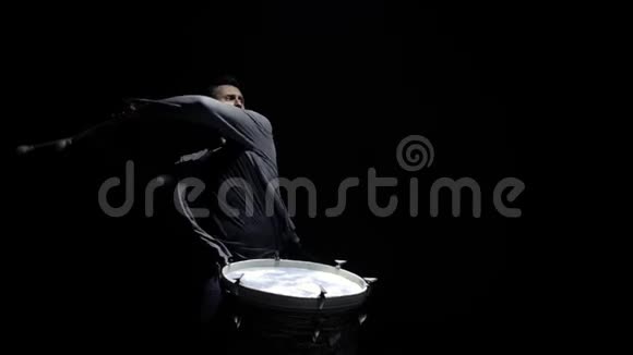 黑色背景下的鼓手肖像视频的预览图