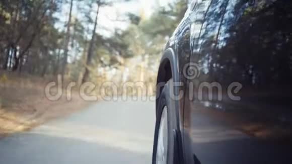 汽车行驶在秋国路上低角度拍摄视频的预览图