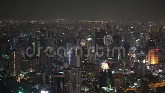 有摩天大楼的夜晚城市大城市的城市景观商务中心及企业大厦视频的预览图
