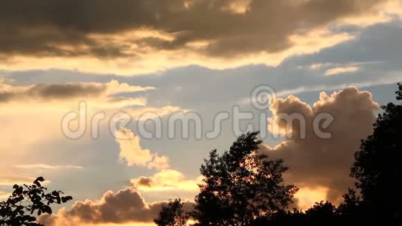 太阳落山时的云彩会转视频的预览图