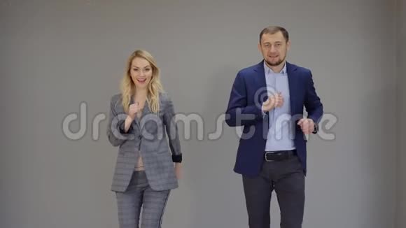 商业女人和商业男人跳舞这是个不错的选择视频的预览图