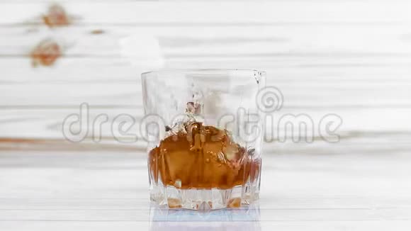 冰杯中威士忌的慢动作特写视频的预览图