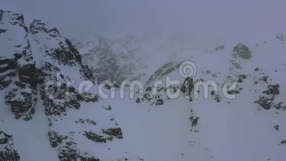4暴风雪中人们站在山顶上视频的预览图