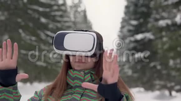 年轻女子在森林里的街道上使用虚拟现实眼镜视频的预览图