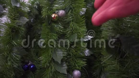 圣诞节购物他正在挑选圣诞装饰品为圣诞节或新年买树枝的人视频的预览图
