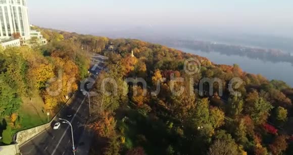 城市里的秋天在公园里放风晴天美丽的城市景观很长一段时间空中录像视频的预览图