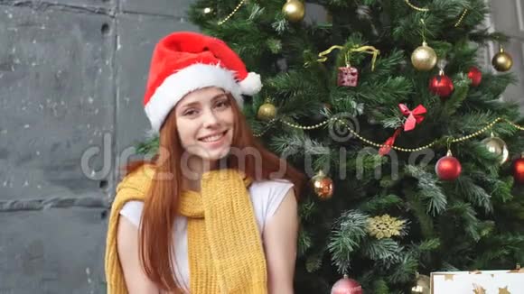 戴着圣诞帽的年轻女子拿着购物袋视频的预览图