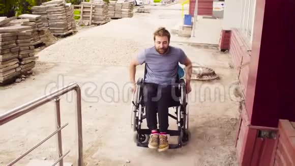 一个坐轮椅的残疾人站在斜坡上视频的预览图