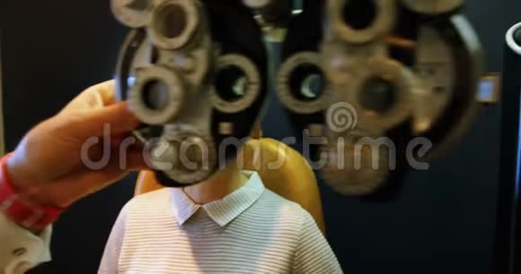 视光师检查患者眼睛4k视频的预览图