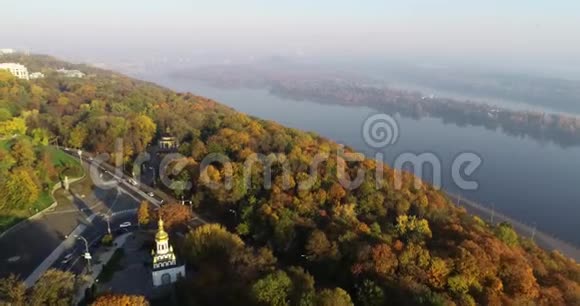 维利基皮维丹尼岛德尼普罗河的鸟瞰基辅山自然的鸟瞰视频的预览图
