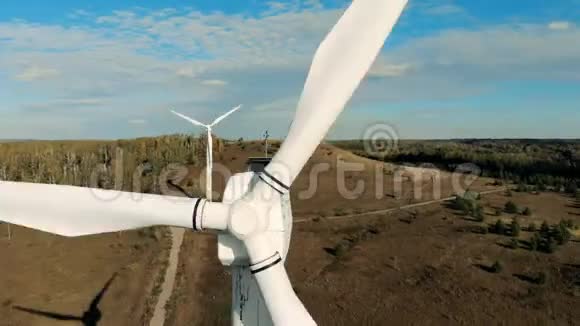 一台白色风力涡轮机关闭鸟瞰图视频的预览图