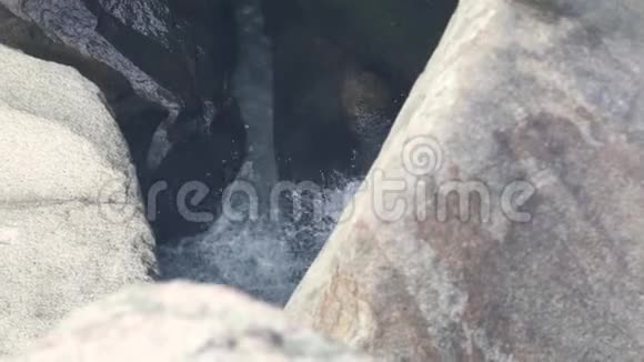 山瀑布流在河中的岩石上石河溪流在山上流淌水流溅起大石头视频的预览图