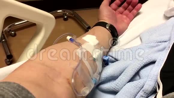 用钠滴针贴住病人的手视频的预览图
