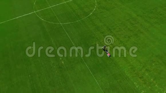 足球场割草的空中射击视频的预览图