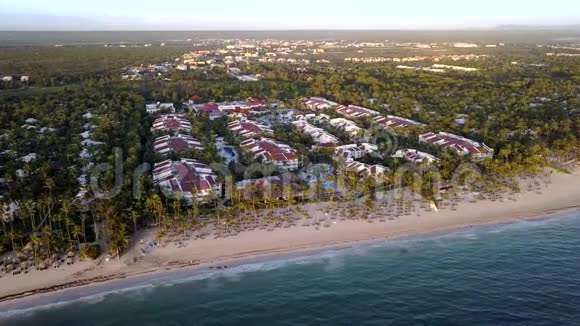阳光明媚的一天从空中俯瞰热带海滩巴瓦罗海滩蓬塔卡纳多米尼加共和国4k无人机视频视频的预览图