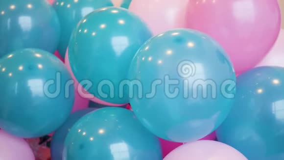 五颜六色的蓝色和粉红色气球编织在一起视频的预览图