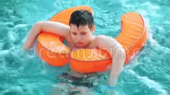 快乐的少年在按摩浴缸里游泳视频的预览图