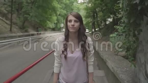 女孩爬上街道视频的预览图