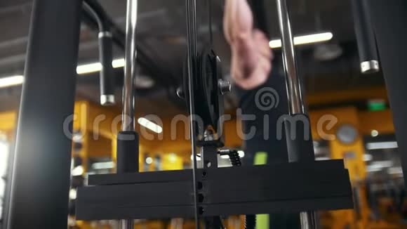 肌肉健美运动员举重前的健身器材视频的预览图