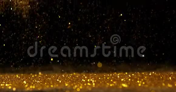金色粉末落在黑色背景下慢动作视频的预览图